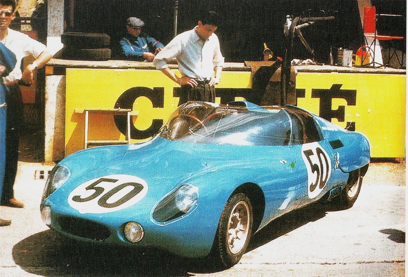 La barquette 1962 dont la silhouette profilée est très proche de la dernière D.B 1961 à moteur arrière. Sous le capot arrière, le nouveau double arbre Renault @ DR