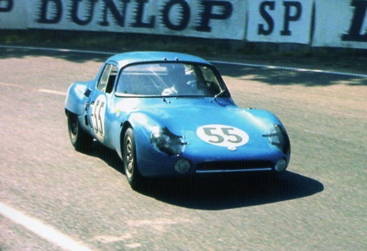 Le proto 1964 avait été bien amélioré (rigidité, face avant). Aux essais du Mans, Laureau tournait 7 secondes plus vite qu'en 1963 en atteignant 225 kmh.