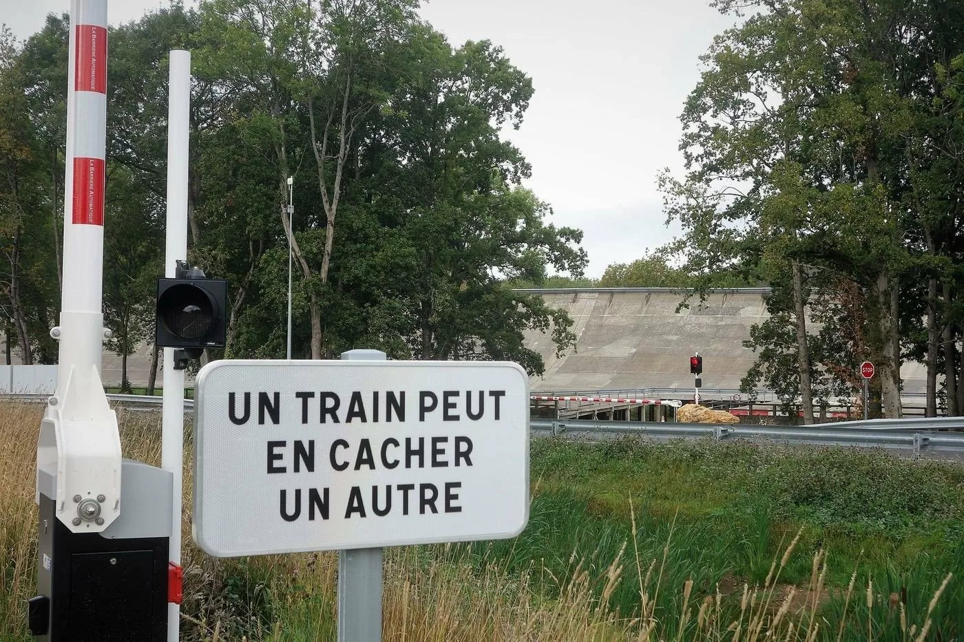 Attention au train au centre de l&rsquo;anneau de Montlhéry !