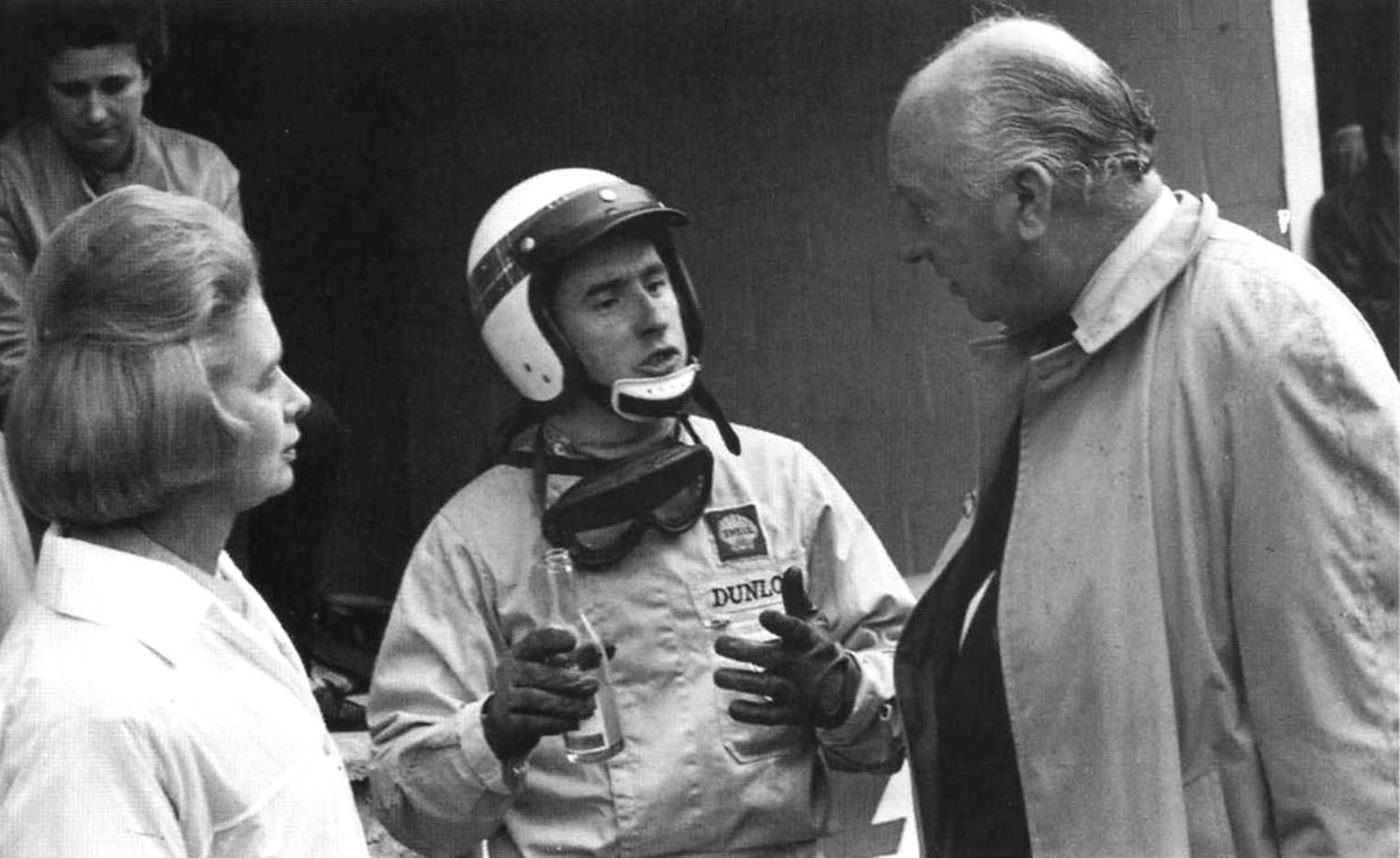 Jackie Stewart avec Louis Stanley et sa femme Jean en 1967 © DR