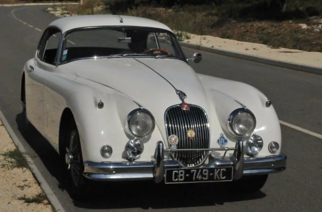 Jaguar XK 150s avec Richard Dallest