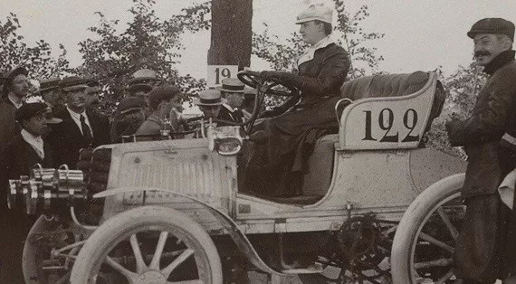 Les pionnières – 1 : Camille du Gast, la flamboyante